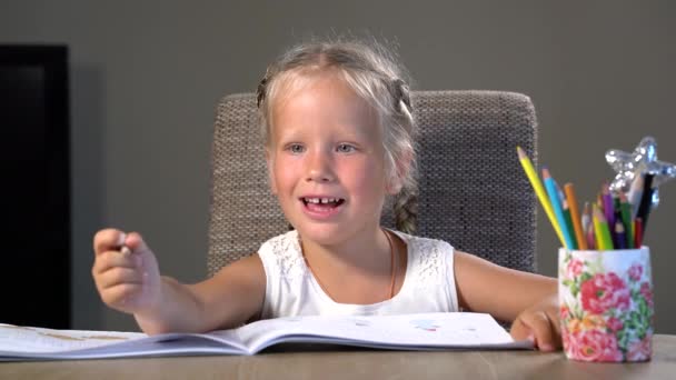 Czterech lat dziewczyna wykonuje zadania edukacyjne — Wideo stockowe