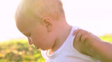 Mutluluk çim üzerinde oturan erkek bebek