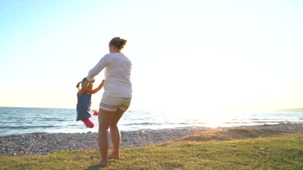 Mère tord fille dans ses bras — Video