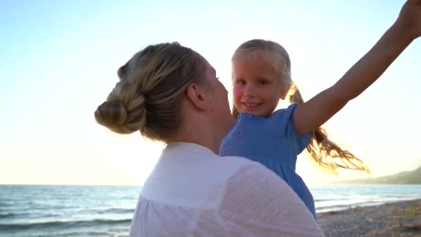 Mãe torce filha em seus braços — Vídeo de Stock