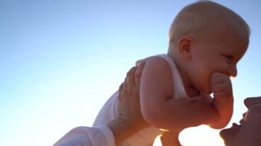 Genç anne bebek çocuk Hava atma