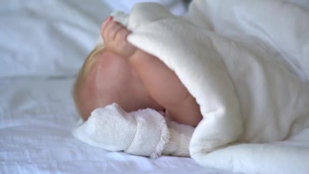 Carino bambino peeking fuori di una coperta — Video Stock