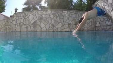 havuza atlama bir adam