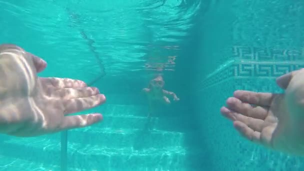 父亲教的四岁女儿游泳在水之下 — 图库视频影像