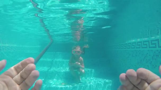 Father teaches a four-year daughter to swim under water — Stock Video