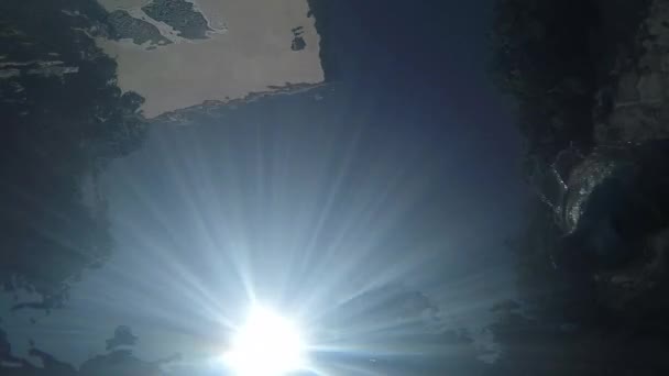 Un hombre saltando en la piscina — Vídeo de stock