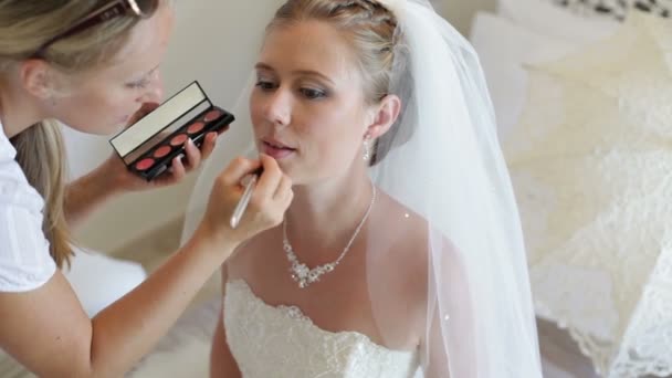 Menina bonita jovem aplicando maquiagem — Vídeo de Stock
