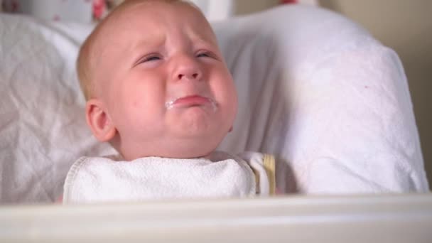 Adorable niño comiendo kéfir — Vídeos de Stock