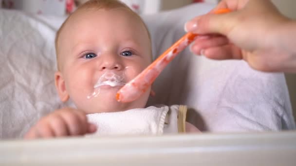 Adorable niño comiendo kéfir — Vídeos de Stock