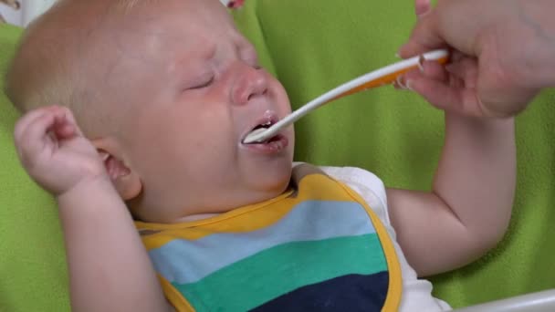 Bambino è sconvolto e non vuole mangiare — Video Stock