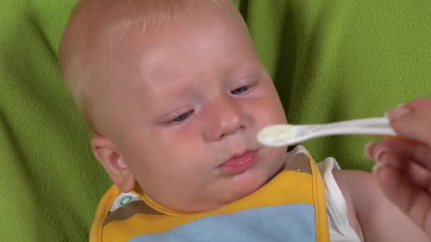 Baby är upprörd och vill inte äta — Stockvideo