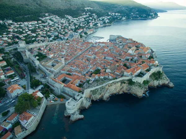 Vista aérea de la ciudad vieja de Dubrovnik antes del amanecer — Foto de Stock