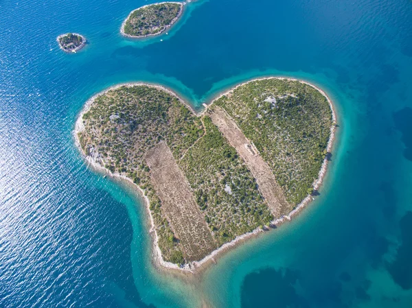 Vista aérea de la isla de Galesnjak en forma de corazón en la costa adriática . — Foto de Stock