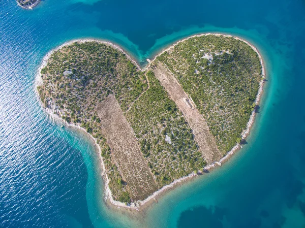 Vue aérienne de l'île de Galesnjak en forme de cœur sur la côte adriatique . — Photo