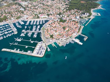 Adriyatik kıyısı, Biograd na moru üzerinde küçük şehrin havadan görünümü.