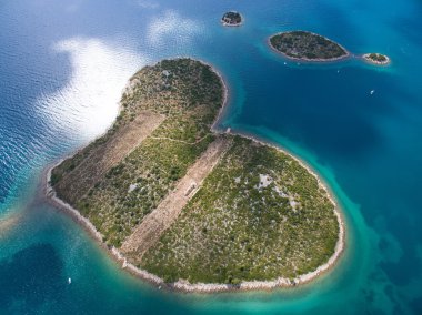 Adriyatik kıyısı Galesnjak adada hava görünümünü kalp şeklinde.