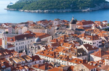 Dubrovnik'in tarihi kentin kırmızı kiremitli çatılar