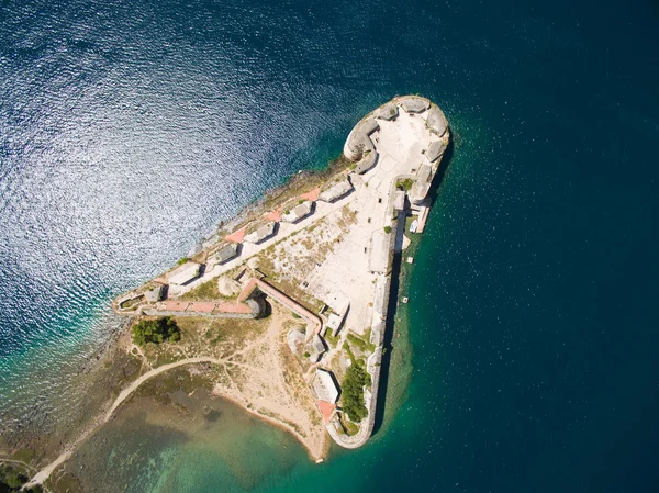 Vue aérienne en hélicoptère de la forteresse Saint-Nicolas - archipel de Sibenik . — Photo