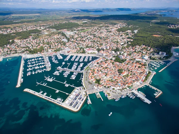 Widok z lotu ptaka z małego miasteczka na wybrzeżu Adriatyku, Biograd na moru. — Zdjęcie stockowe