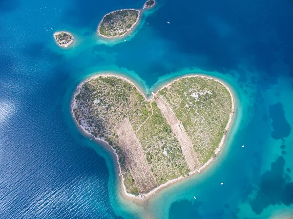 Vista aérea de la isla de Galesnjak en forma de corazón en la costa adriática . —  Fotos de Stock