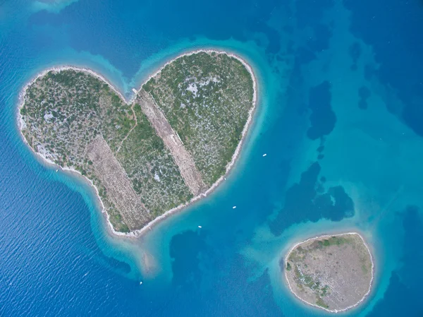 Вид с воздуха на остров Галесняк в форме сердца на Адриатическом побережье . — стоковое фото