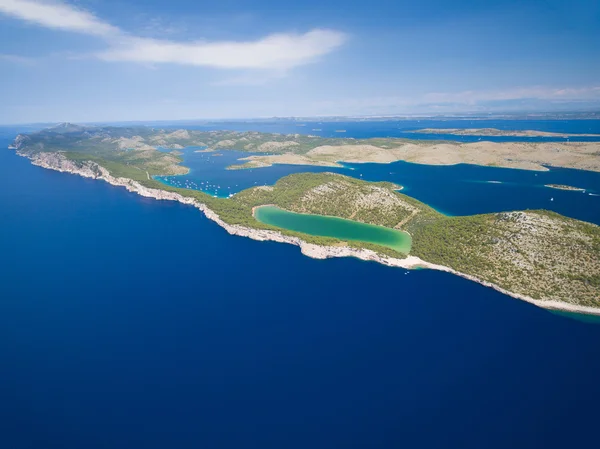 Вид с воздуха на озеро Слано в природном парке Теласкица, Хорватия, — стоковое фото