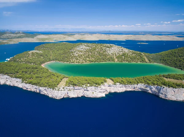 Вид с воздуха на озеро Слано в природном парке Теласкица, Хорватия, — стоковое фото