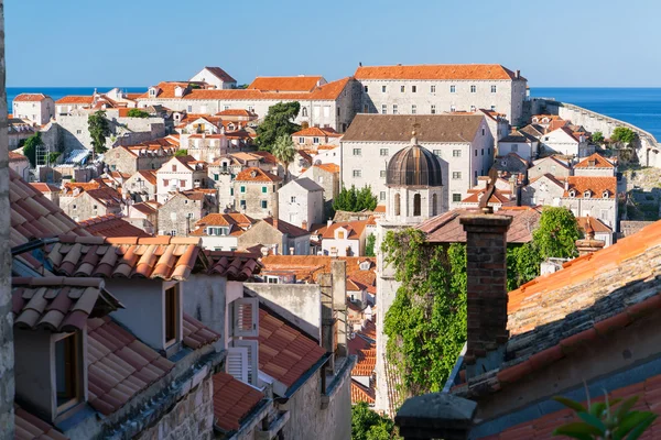 Telhados de azulejos vermelhos da cidade velha em Dubrovnik — Fotografia de Stock