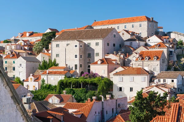 Techos de tejas rojas del casco antiguo de Dubrovnik — Foto de Stock