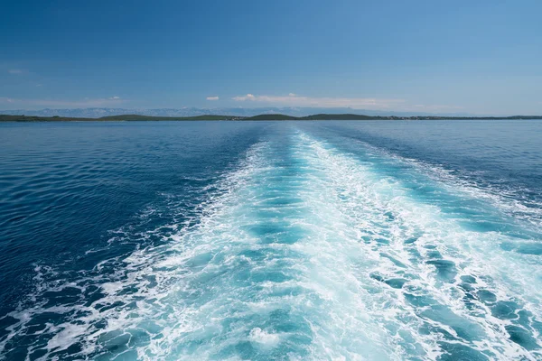 Trace de navire à la surface de la mer — Photo