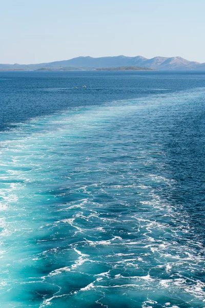 Rastros de barcos en la superficie del mar — Foto de Stock