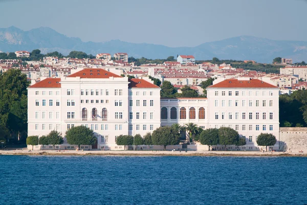 Widok z morza do starego miasta Zadar. — Zdjęcie stockowe
