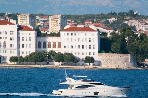 Widok z morza do starego miasta Zadar. — Zdjęcie stockowe