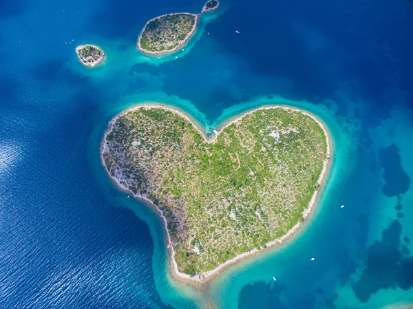 Vue aérienne de l'île de Galesnjak en forme de cœur sur la côte adriatique . — Photo