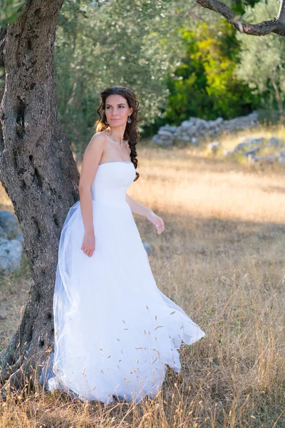 Attraente giovane donna godendo il suo tempo all'aperto tra gli ulivi . — Foto Stock