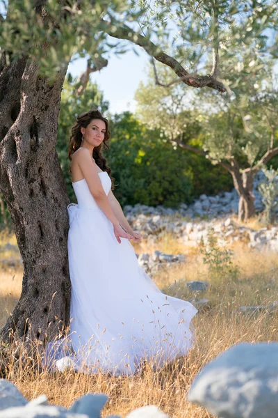 Attraente giovane donna godendo il suo tempo all'aperto tra gli ulivi . — Foto Stock