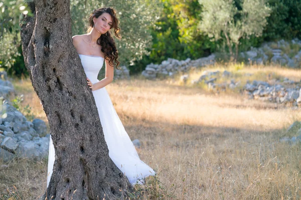 オリーブの木の外の彼女の時間を楽しむ魅力的な若い女性. — ストック写真