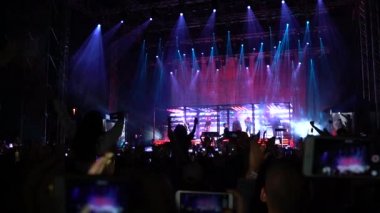 konser kalabalık sahne önünde siluetleri