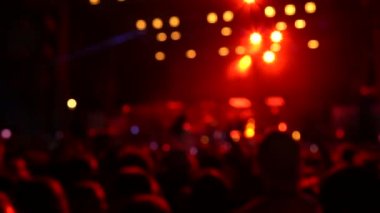konser kalabalık sahne önünde siluetleri