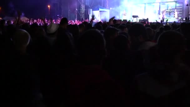 Siluetas de la multitud de conciertos frente al escenario — Vídeo de stock