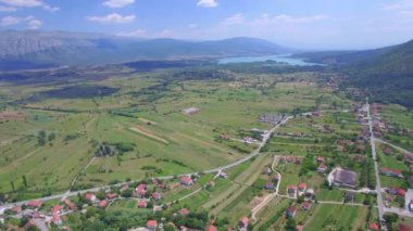 Şehir Vrlika ve Perucko Gölü