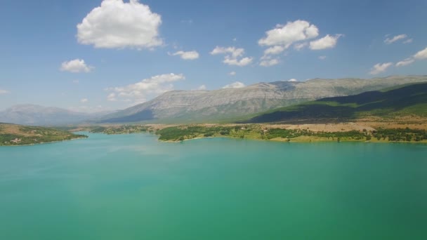 Letecký pohled na jezero Perucko — Stock video