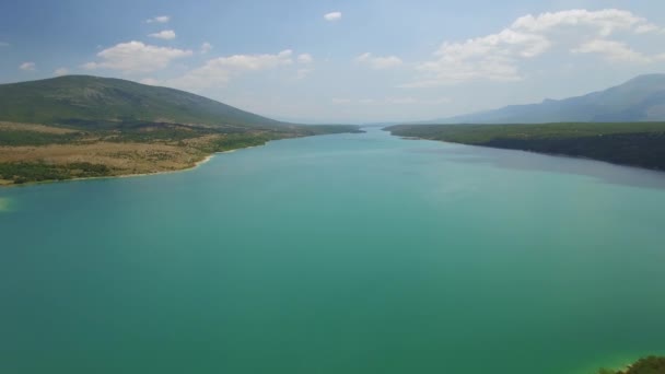 Luchtfoto van Perucko meer — Stockvideo