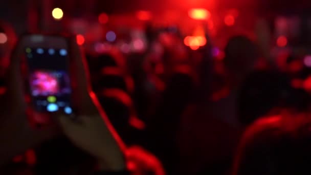 Siluetas de la multitud de conciertos frente al escenario — Vídeo de stock