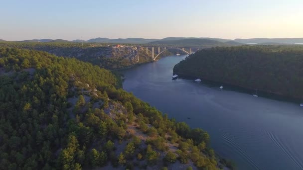 Snelweg brug over de rivier Krka — Stockvideo