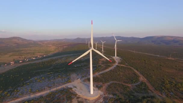Вид с воздуха на ветряные турбины — стоковое видео