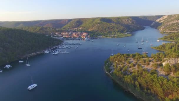 Αεροφωτογραφία του παλιά πόλη από Skradin στις εκβολές του ποταμού Krka — Αρχείο Βίντεο