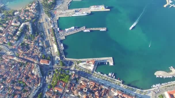 Split, Kroatië - 21 juli 2016: Luchtfoto, centrum van de stad Split, oude binnenstad met poort — Stockvideo