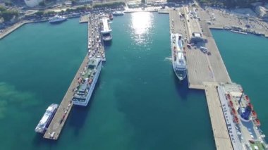 Split, Hırvatistan - 21 Temmuz 2016: Havadan görünümü, bölünmüş şehir merkezi, bağlantı noktası ile eski şehir