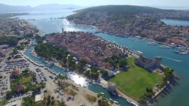 Trogir eski şehrin hava ateş. Hırvat turizm.